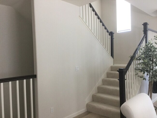 Building Photo - Gorgeous 4 Bed/4 Bath End Unit Condo with ...