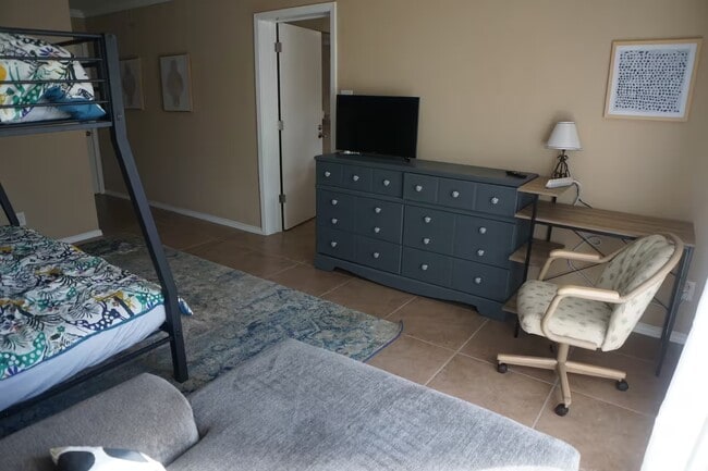 Building Photo - 14 53rd St SE