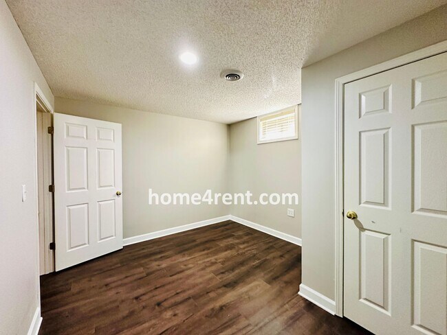 Building Photo - Elegant Cul-de-Sac Retreat with 5th Bedroo...