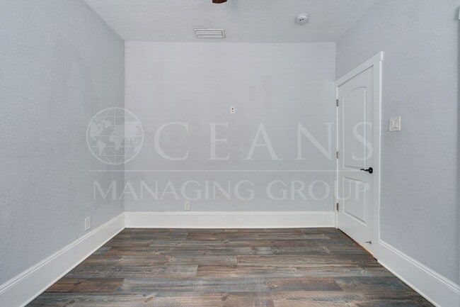 Building Photo - Charming 2 Bed, 2 Bath Home Near the World...
