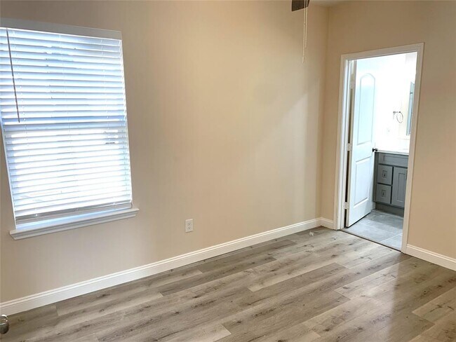 Building Photo - 5127 Avenue L
