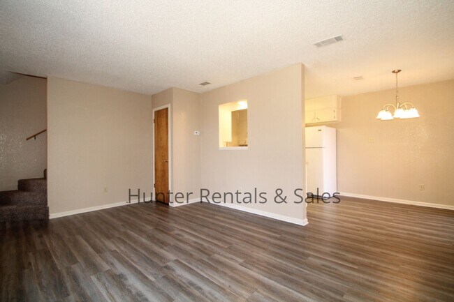 Building Photo - Updated 2-Bedroom Townhome with Modern Fin...
