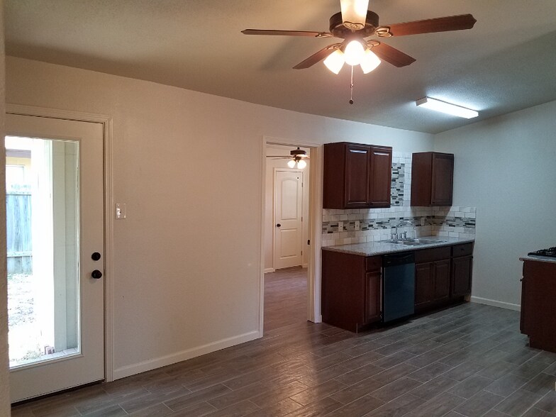 Building Photo - 5227 Vlg Gln Dr