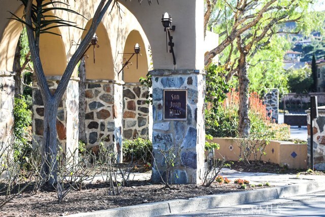 Building Photo - 28038 Via De Costa