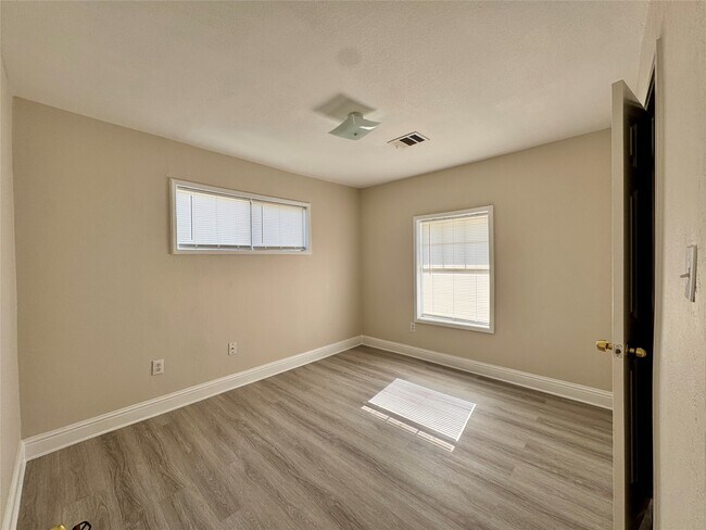 Building Photo - 827 Becker St