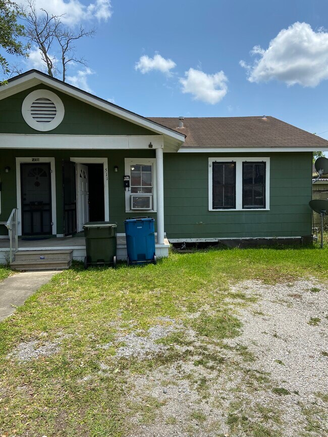 2 apartments house - 511 Bank Ave