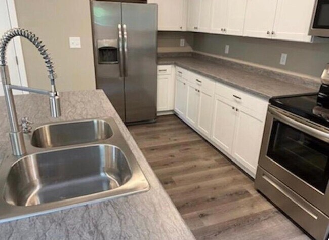 Building Photo - 2395 Avery Ave