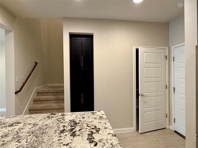 Building Photo - 6814 E Riverside Dr