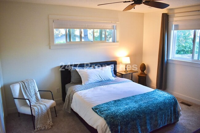 Building Photo - Comfortable Living with a Generous Yard in Gladstone