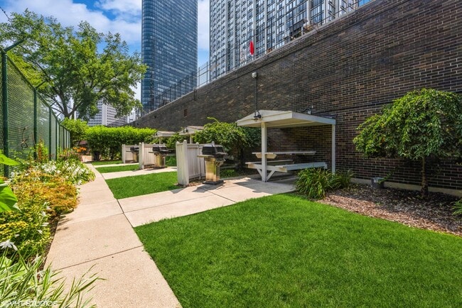 Building Photo - 5455 N Sheridan Rd