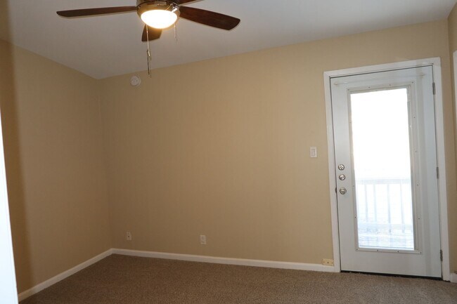 Building Photo - K246 - South Oak #102