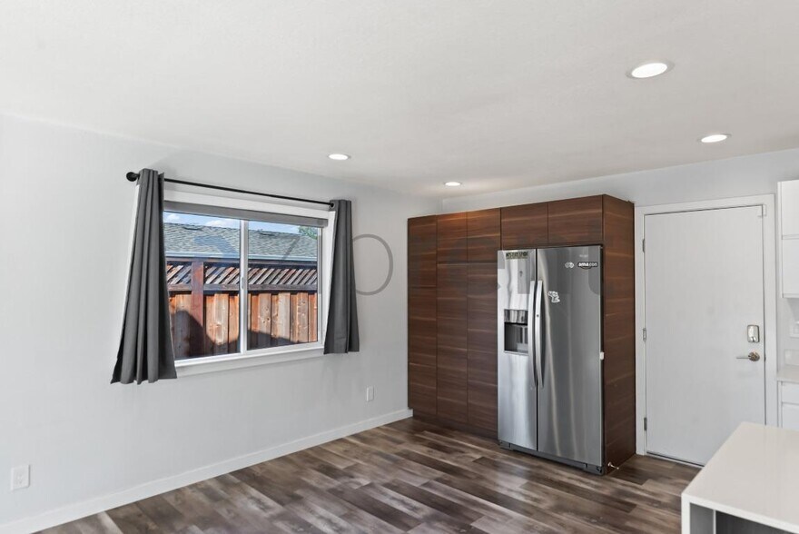 Building Photo - Unit