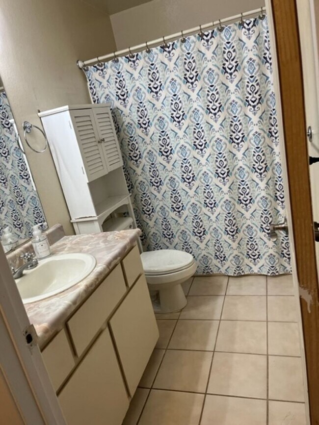 Building Photo - Redwood Park Estates Condo.  Available NOW!
