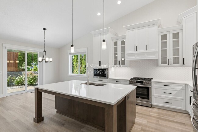 Building Photo - Stunning 3 BD, 2 BA Salem Home with Elegant Finishes!