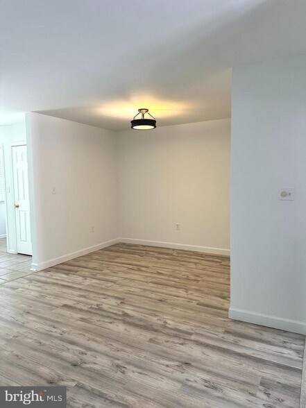 Building Photo - 10 Starboard Ct