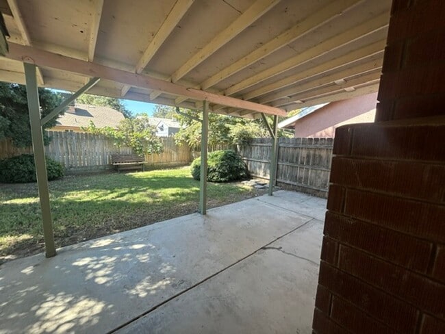 Building Photo - 6025 W Paradise Ave