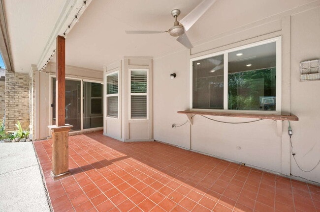 Building Photo - "Beautifully updated 3-Bed 2-Bath home Wit...