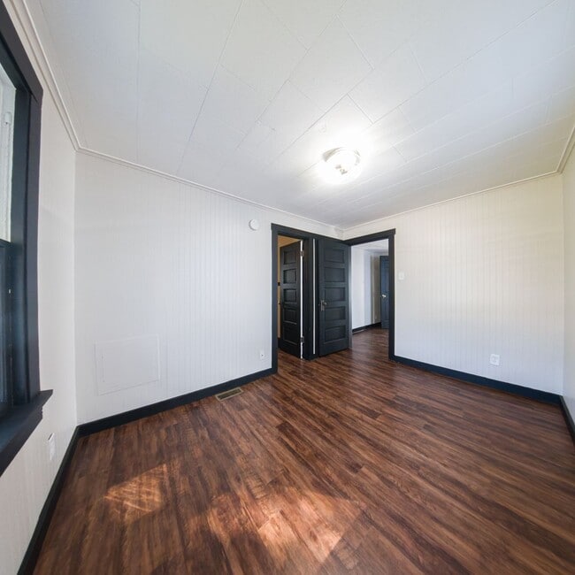 Building Photo - 2 Bedroom 1 Bath 1 Stall Garage For Rent