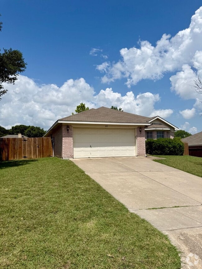 Building Photo - COMMUTER FRIENDLY / ESTABLISHED NEIGHBORHOOD