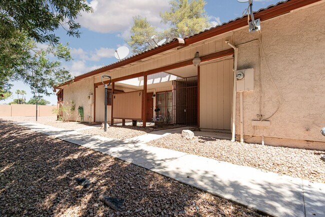 Building Photo - Single story one bedroom: MOVE IN SPECIAL:...