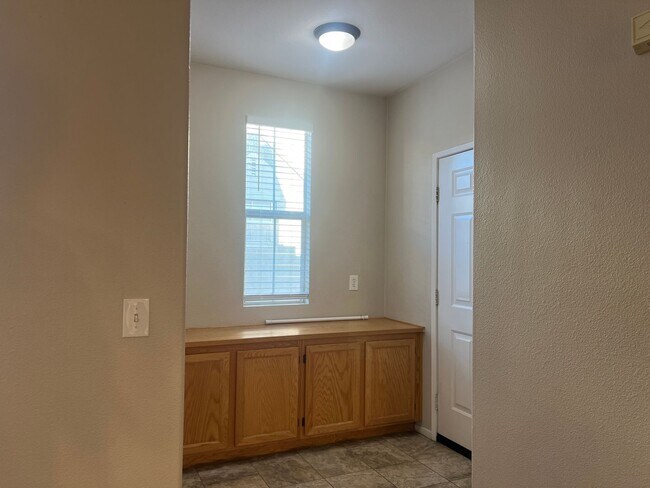 Building Photo - Great 2-bedroom 2 bath condo with A/C, 1 car garage and additional