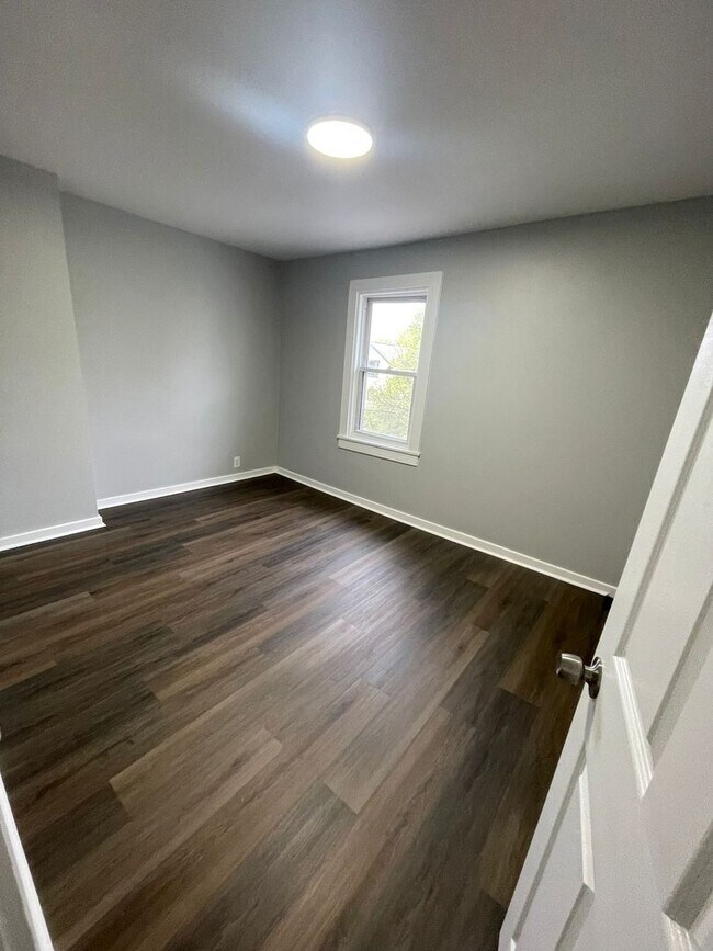 Building Photo - Two bedroom apartment one bathroom