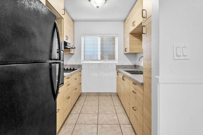 Building Photo - 425 Bonair St