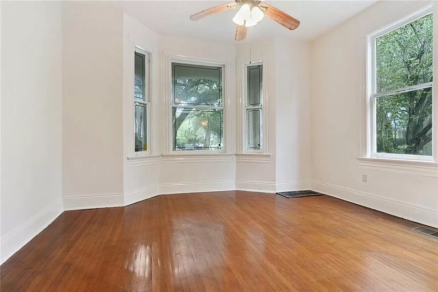 1ST/FRONT BEDROOM FACES NERON PLACE, AND OPENS TO THE SCREENED IN FRONT PORCH OF THE HOUSE. GLEAMING - 8 Neron Pl