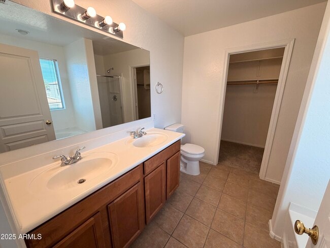 Building Photo - 422 E Saddle Way