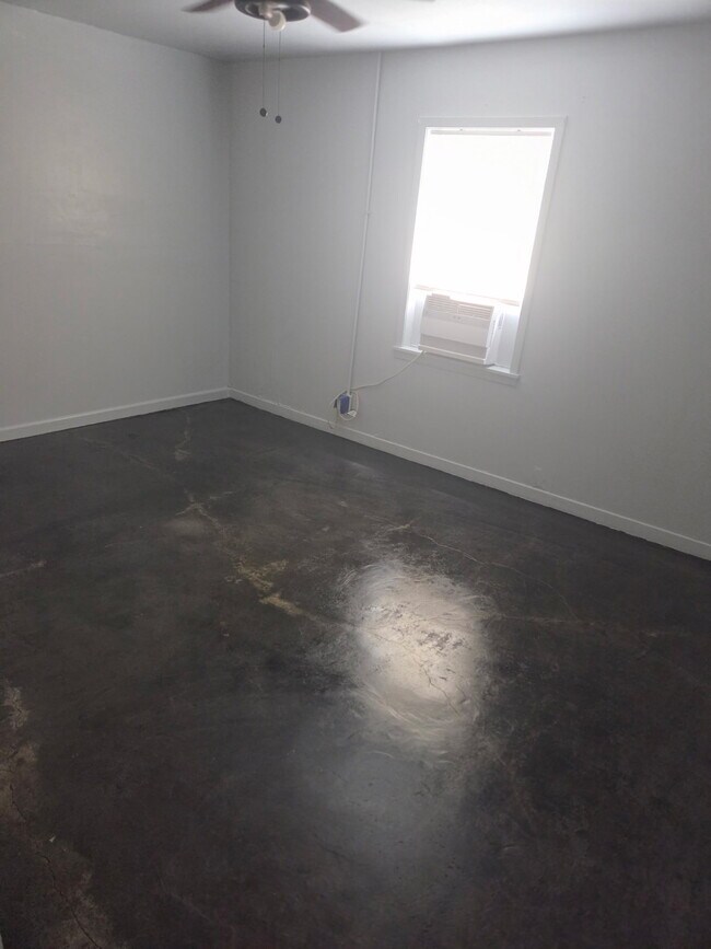 Building Photo - Yoakum - 503 B