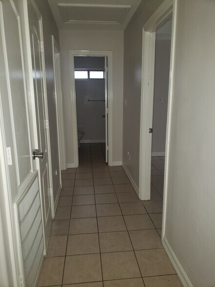 Building Photo - 2500 Tahiti Dr