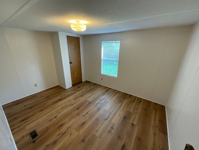 Building Photo - Sweet 2/1 Mobile Home in Marianna w/ Well & Septic