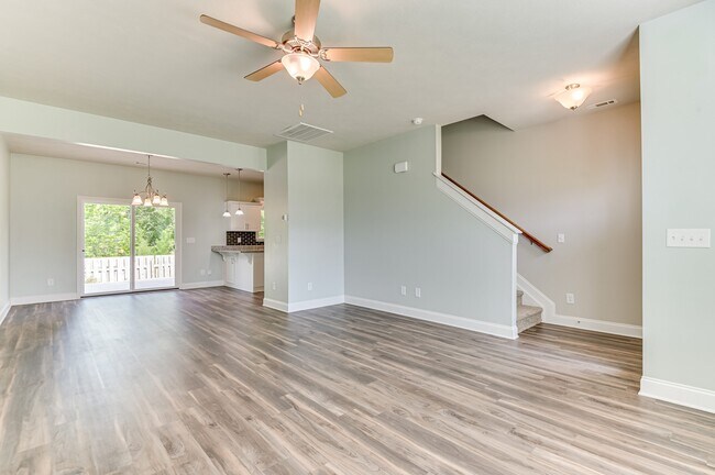 Building Photo - 140 Pebble Ln
