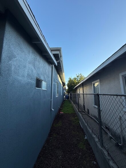 Building Photo - 1645 W 36th Pl