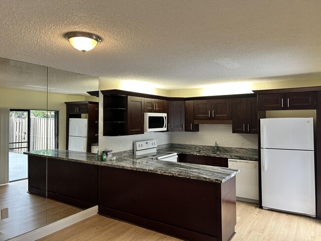 Building Photo - 705 7th Ct