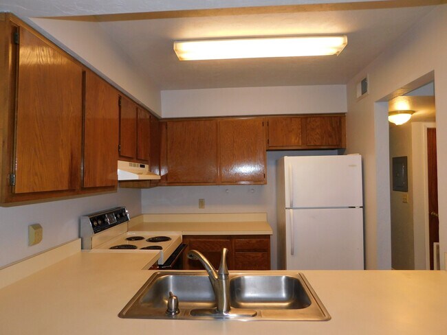 Building Photo - Spacious 2/2 Marchwood townhouse!