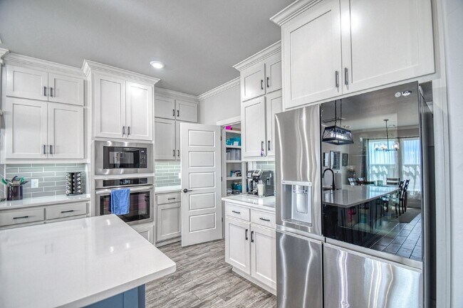 Building Photo - Spacious 5-Bedroom Home with 3 Full Baths ...