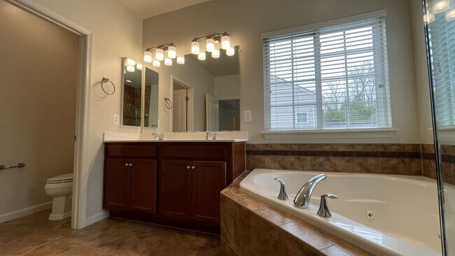 Building Photo - 5-Bedroom Colonial in Lake Ridge