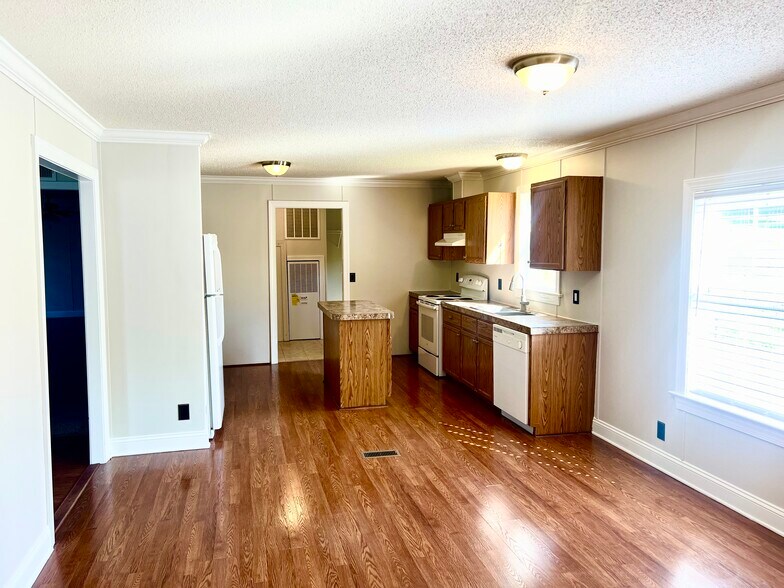 Building Photo - 2024 Rocky Creek Ln