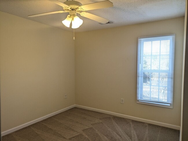 Building Photo - Large 3 Bedroom Townhome in Mooresville