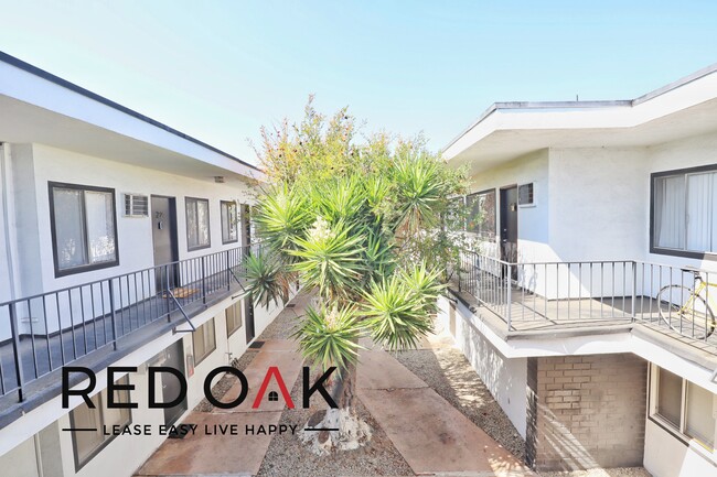 Building Photo - Charming One Bedroom Walk Up with Contempo...