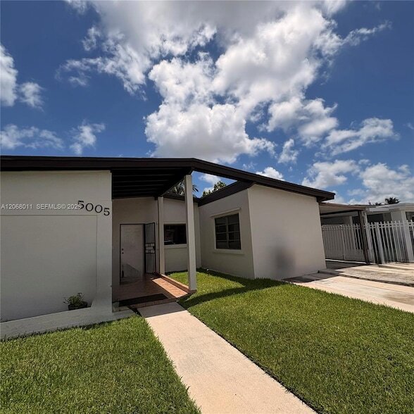 Building Photo - 5005 SW 111th Ave