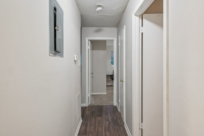 Building Photo - 2430 Kenridge Pkwy