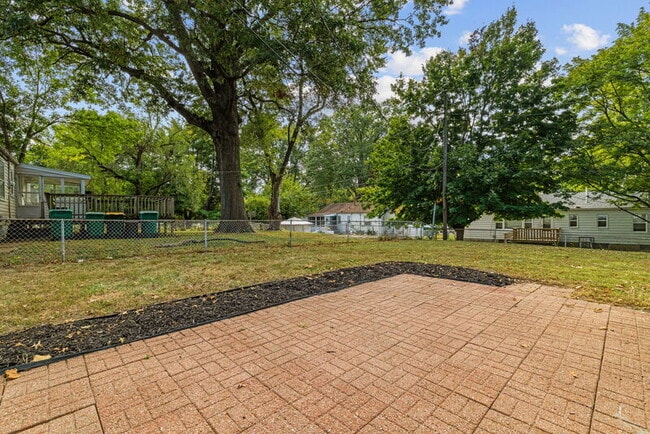 Building Photo - 1122 Roxton Dr