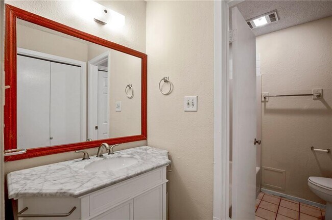 Building Photo - 8807 Pineridge Dr