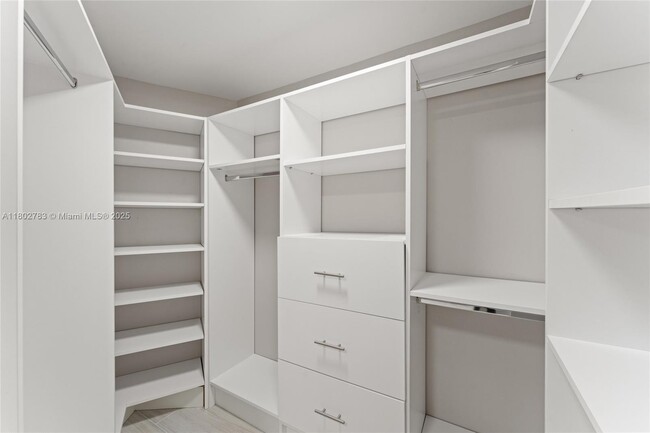 Building Photo - 3301 N Country Club Dr