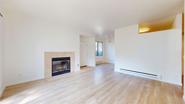 Building Photo - Available One Bedroom Condo In The Cove At...