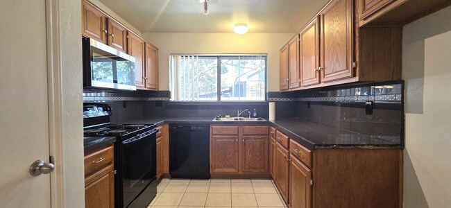 Building Photo - Towne Lake - Amazing Lake Views!