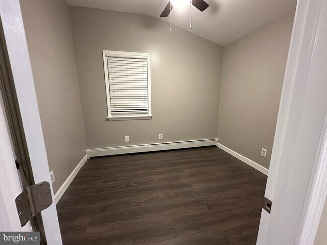 Building Photo - 2249 W Walnut St