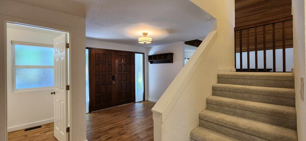 Building Photo - 2417 Sahalee Dr W